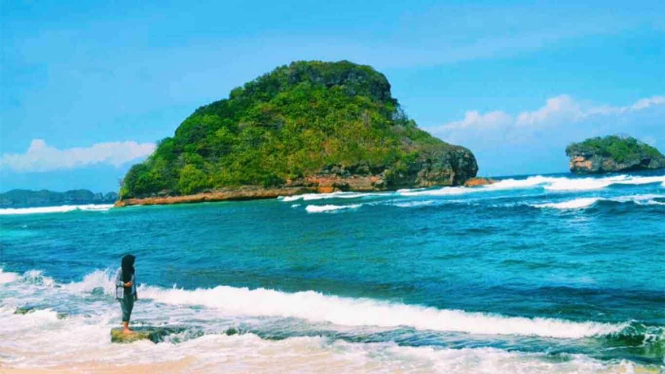 Indahnya Pantai Goa Cina Malang