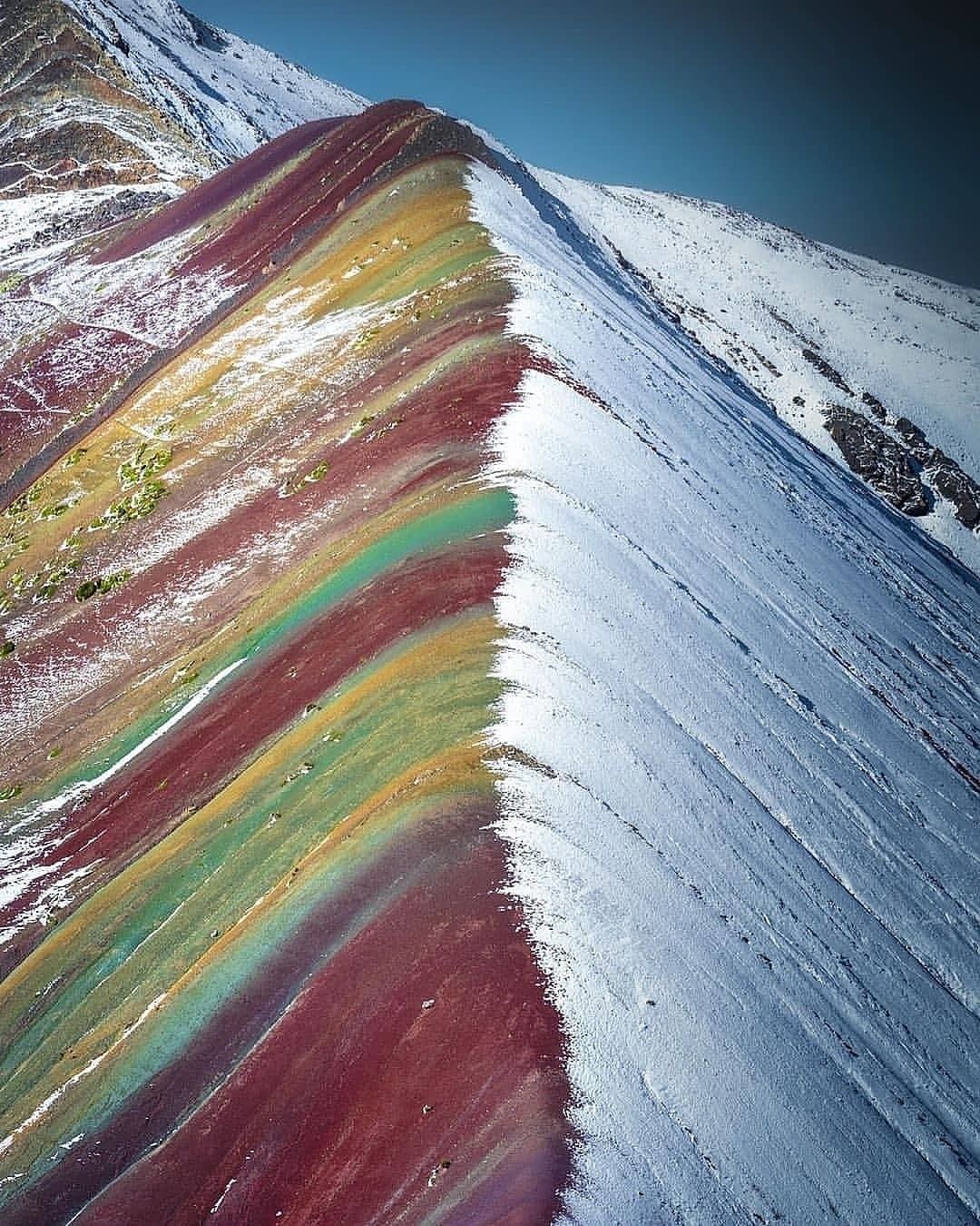 Pemandangan Luar Biasa Rainbow mountain di Peru_