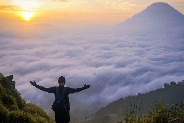 Tips Mendaki Bukit Sikunir Dieng Untuk Berburu Golden Sunrise